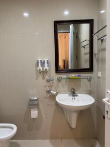 北宁K-BOSS Hotel的一间带水槽、镜子和卫生间的浴室