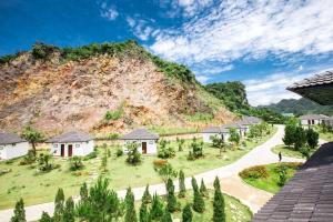 木州县Thao Nguyen Resort Moc Chau的享有带房屋和树木的山景