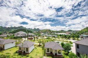 木州县Thao Nguyen Resort Moc Chau的享有村庄的房屋和树木美景