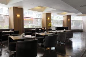 台北国联大饭店的用餐室设有桌椅和窗户。