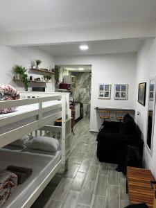 萨夸雷马Meu Loft Barra Nova 3的带两张双层床的房间和客厅