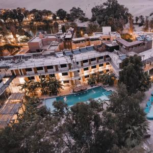 伊察Carola Lodge的享有酒店空中美景,设有游泳池
