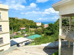 格兰德海滩Skyline Suites Grenada的从大楼的阳台上可欣赏到游泳池的景色