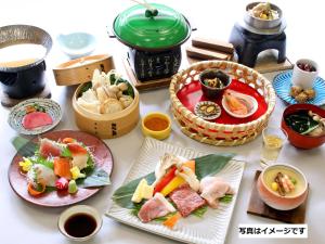 大崎市龟屋饭店的餐桌,盘子上放着食物和碗