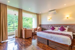 图利凯尔Sky Garden Resort的一间卧室设有一张床和一个大窗户