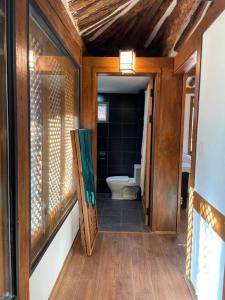 统营市Inner-Stay的木质墙壁的客房内设有带卫生间的浴室