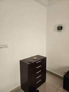 布拉柴维尔appartement nid的白色墙壁的房间里的一个黑色梳妆台