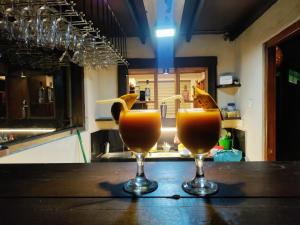 代尼耶耶辛哈拉加林间旅馆的桌子上放两杯橙汁