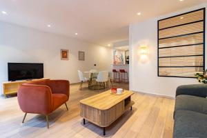 图卢兹404 · Wonder Appart - Vue Garonne -的客厅配有沙发和桌子