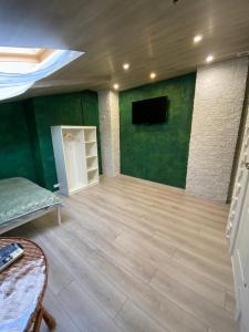 哈尔科夫Міні готель на Костюринському的客厅设有绿色的墙壁和木地板