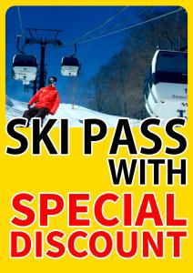 白马村勃朗峰白马酒店的滑雪者乘坐带有特别峰值标志的滑雪通行证