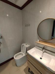 仙本那卡瑟卡瑟旅馆的一间带卫生间、水槽和镜子的浴室