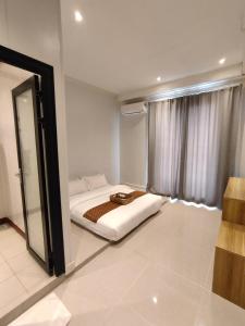仙本那卡瑟卡瑟旅馆的一间卧室设有一张床和一个大窗户