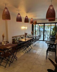 公主港Balayong Pension的用餐室配有桌椅和吊灯