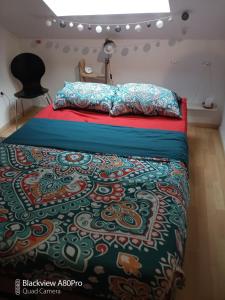 Um Burebierg apartment 35m2的一间卧室配有一张带彩色毯子的床
