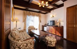 南阿苏村别邸苏庵传统日式旅馆的带沙发、桌子和电视的客厅
