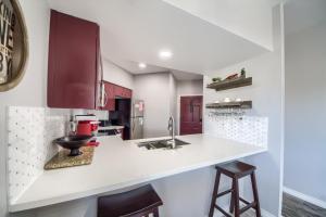 新布朗费尔斯Wine and Dine IC 309的厨房配有白色台面和红色橱柜