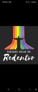 里约热内卢Pousada Solar do Redentor的一种标志,上面写着太阳的彩虹