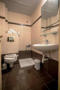 卡拉马塔Hotel Panorama的一间带水槽和卫生间的浴室