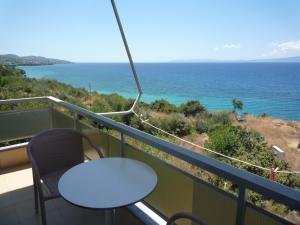 卡拉马塔Hotel Panorama的阳台配有桌子,享有海景。