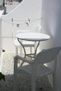 安迪帕罗斯岛Korali Hotel的白色的桌椅、桌子和椅子