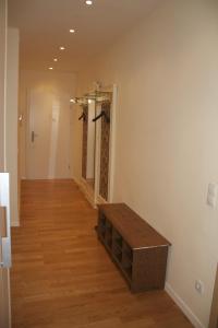 维也纳毕蔓仁塔尔公寓的走廊上设有木桌