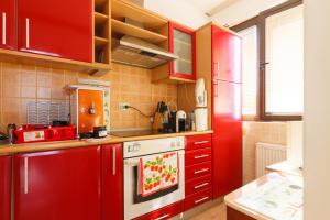 哥鲁拜克Apartment Amore Mio的厨房配有红色橱柜和红色冰箱