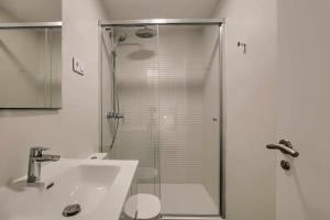 马德里RiNa MADRID apartamento 2的带淋浴、水槽和卫生间的浴室