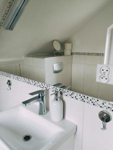 什恰夫尼察Cisza i Spokój的白色的浴室设有水槽和镜子