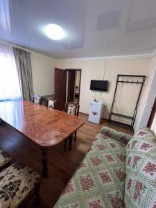巴尔喀什Гостиница Набережная的客厅配有木桌和沙发