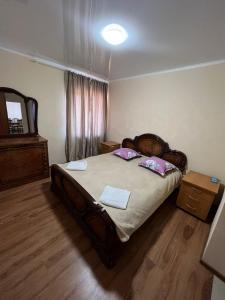 巴尔喀什Гостиница Набережная的一间卧室配有一张带两个枕头的床