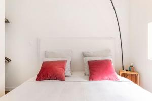 StekeneLuxe-Avontuur in een Romantische Cabin in het Bos的白色床顶上的两个红色枕头