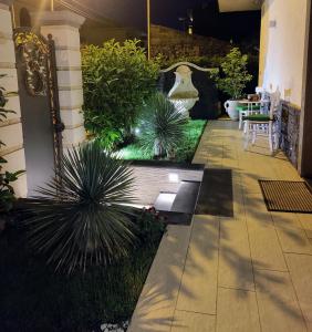 尼科洛西La Pigna dell'Etna的花园设有种有植物的庭院和桌子