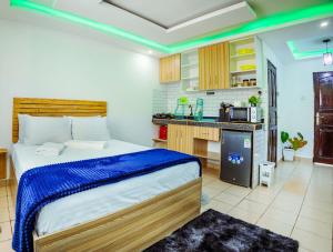 迪亚尼海滩Seaesta Studio Diani Beach的一间带大床的卧室和一间厨房