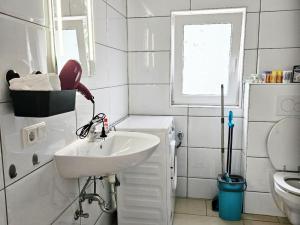 曼海姆Work & Stay in Mannheim的白色的浴室设有水槽和卫生间。