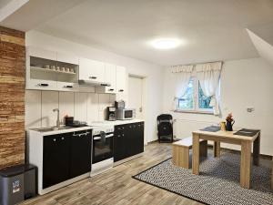 曼海姆Work & Stay in Mannheim的厨房配有白色橱柜和桌子