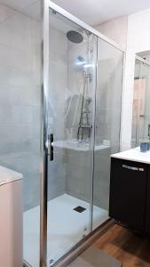 格拉德布斯特Appartement à la montagne avec vue Imprenable的浴室里设有玻璃门淋浴