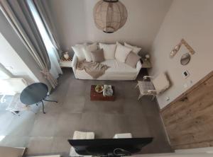 卡利诺岛Palia Kleopatra的客厅配有白色的沙发和桌子