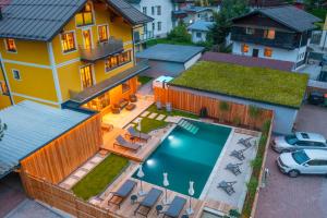 巴德加斯坦AlpinSpa zur Post的享有带游泳池的房屋的空中景致