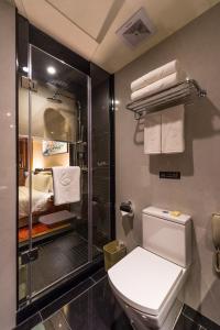 广州京溪礼顿酒店的浴室设有卫生间和带毛巾的淋浴。