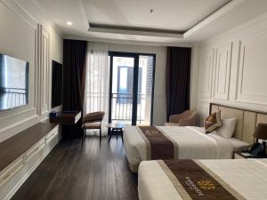Phủ LýRiverside Hotel Hà Nam的酒店客房设有两张床和一个阳台。