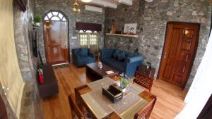 RanīcheraThe GreyStone FarmHouse, Turibari的客厅配有蓝色的沙发和桌子