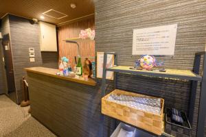 广岛Hiroshima Wabisabi hostel 広島ワビサビ ホステル的办公室,带柜台,书桌和玩具