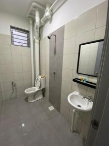 塞贝维YAYA HOMESTAY CYBERJAYA & PUTRAJAYA的一间带水槽、卫生间和镜子的浴室