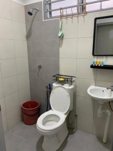 塞贝维YAYA HOMESTAY CYBERJAYA & PUTRAJAYA的一间带卫生间和水槽的浴室