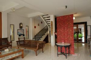 日惹Mawar Asri Hotel的带沙发和桌子的客厅以及楼梯
