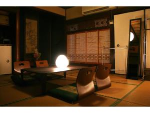 KamiyamaSaraya - Vacation STAY 41717v的桌子和椅子上灯