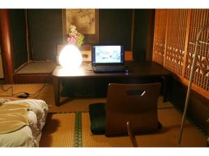 KamiyamaSaraya - Vacation STAY 41717v的一张桌子,上面有一台笔记本电脑