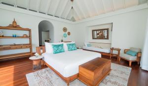 芭环礁马尔代夫克哈瓦岛安纳塔拉别墅度假酒店的一间卧室设有一张床和一间客厅。