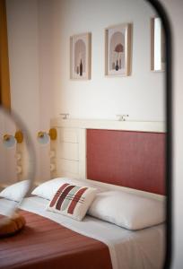 圣尼科拉阿尔切拉Suitetti Camere&Relax的一间卧室配有一张红色床头板的床